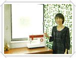 2階にある3つ目のお部屋は今のところ奥様のミシン部屋になっています。娘さんたちのお洋服やお人形も手作りしています。