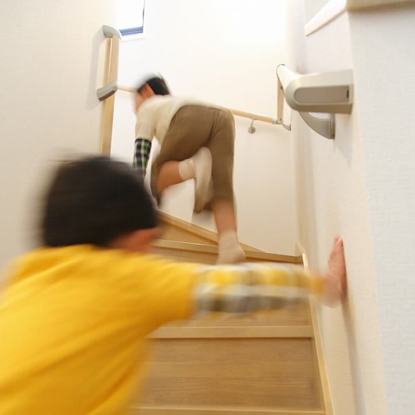 以前のお住まいにはなかった2階へと続く階段。階下への生活音を気にせず、お子様達が元気に駆け上がれるのも一戸建てならではと実感します。