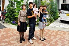 入居して1年。住むほどに満足と言うわが家の前で記念写真。