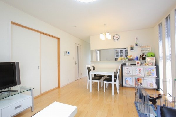 リビングからキッチン&ダイニングを望む。左側には襖で仕切った和室があります。広がりのある空間ですね。