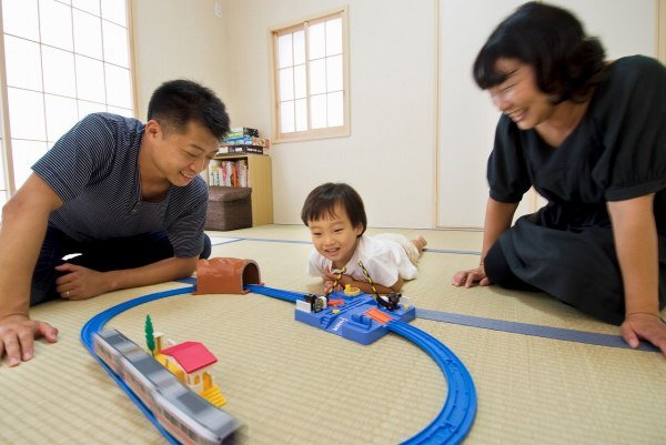 大好きなおもちゃを広げて楽しそう!