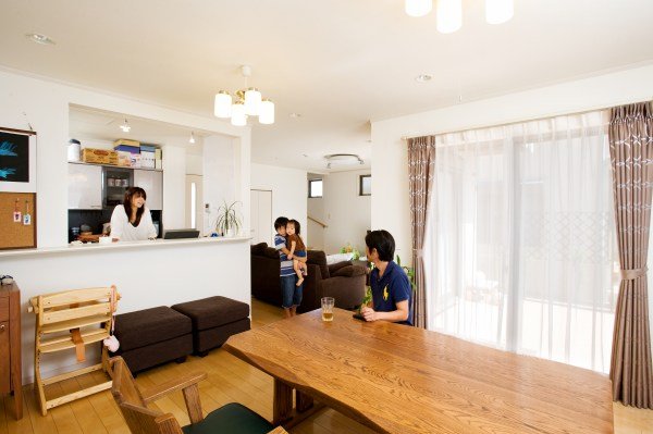 広々としたリビング全体が見渡せる対面キッチン