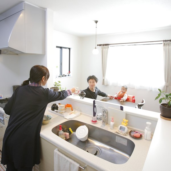 吊戸棚がなく天井までオープンなので開放感があって明るい対面キッチン