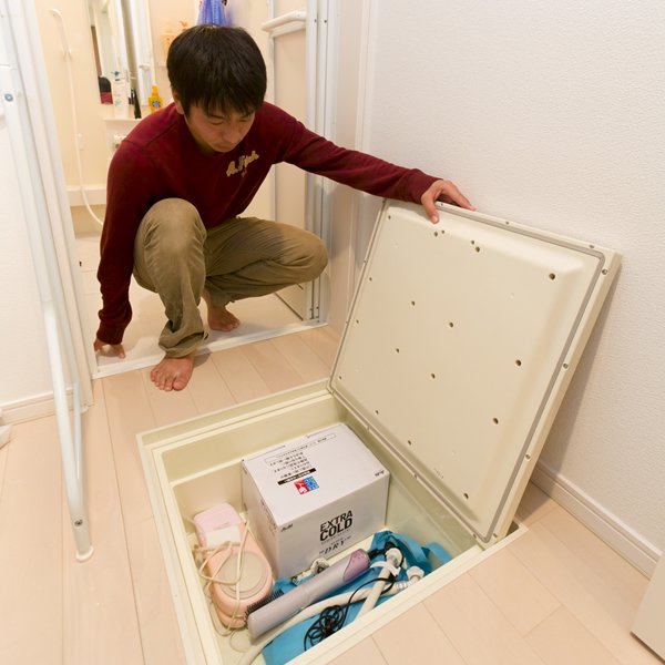 キッチンだけでなく洗面所にも床下収納が設けられています。