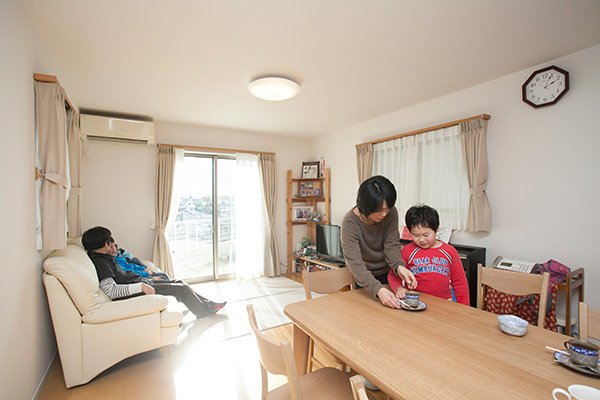 ご家族5人がくつろげる16.75帖の広々とした明るいリビング。床暖房搭載で冬でもポカポカです!