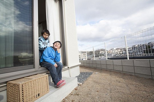 「畑で何をつくろうかな?」これからみんなでつくる畑に夢が広がるご長男。美味しい野菜ができるといいな♪