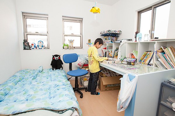 弟くんのお部屋。大人でも難しいジグソーパズルに挑戦中!