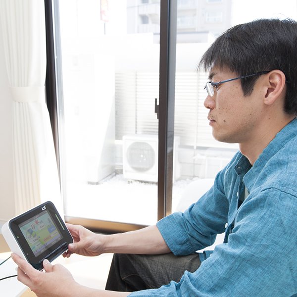 太陽光発電のモニター。「春になって売電がどんどんアップしているのを実感する」と言うご主人。夏が楽しみですね!