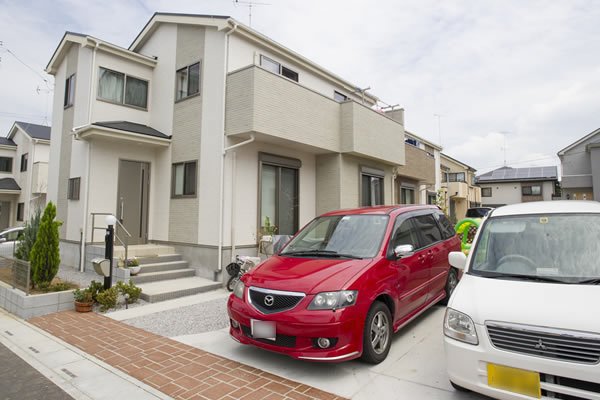 ご友人が来た時も安心の、軽自動車なら3台停められるという広い駐車場。高級感のある外観