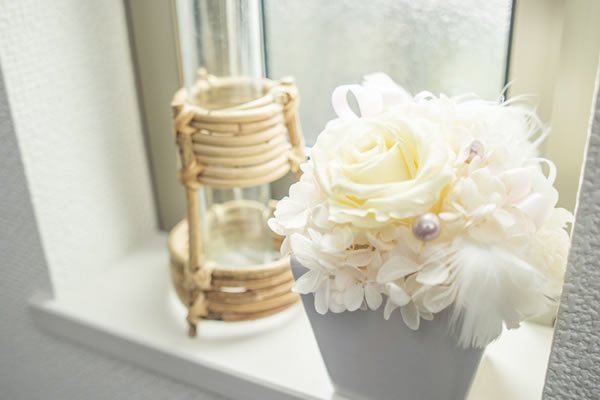 ちょっとしたスペースを活かして飾った季節の花に心が和みます