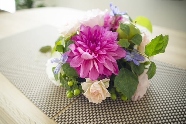 自然を意識したインテリアに合わせて季節のお花を飾るのも楽しみの一つ