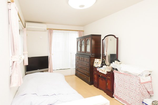 2階の3部屋はそれぞれの居室に。奥様のお部屋はピンクが基調の明るい雰囲気