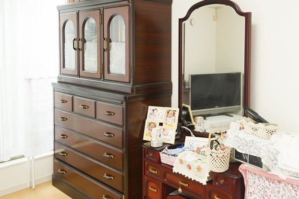 ご結婚した時から使っている箪笥と鏡台。思い出の家具はそのままに