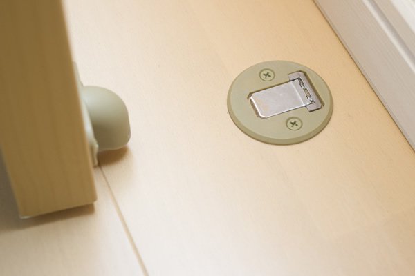想像以上に便利だったのが、扉を開けると自動的に飛び出すマグネット式のドアストッパー