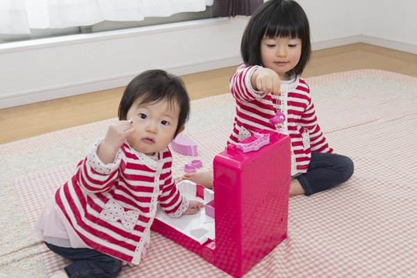 姉妹お揃いのカーディガンが可愛らしいですね!