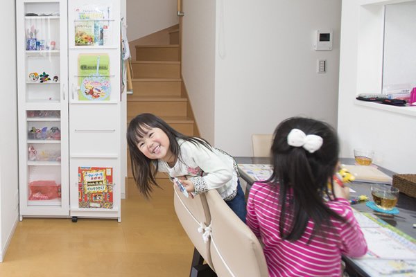 陽当たりのいいリビングで、お子さんたちもいつもニコニコです!