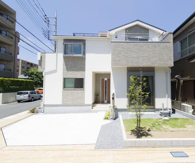 6mと4mの公道にはさまれた角地物件。2台分のカーポートと日当たりのいい庭があります