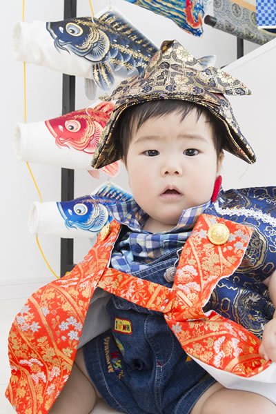 両家のご実家から送られてきた陣羽織を着て、ご満悦の表情のお子様