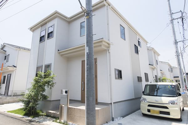 建物をはさんで反対側にも駐車スペース。新居に合わせて、奥様用のお車も購入。