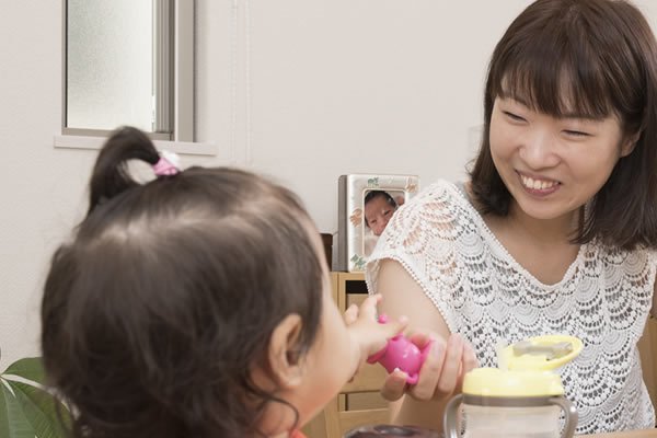 「日々子どもの成長を実感しています」と奥様。笑い声の絶えない賑やかさ。