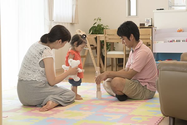 普段は、リビングで遊ぶことが多いとか。床にはスポンジの保護マットを敷いています。