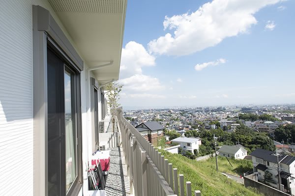 ベランダからは、大阪までも見渡せるこの景色!ご夫妻が一目惚れしたのも納得です。
