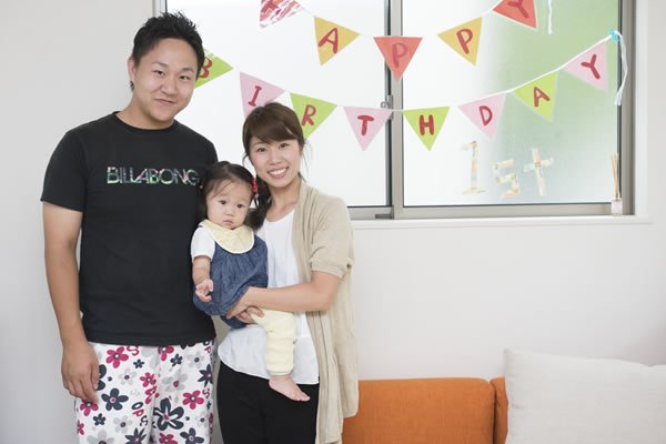 娘さん1歳の誕生日に奥様が作ったバースデーフラッグとパチリ