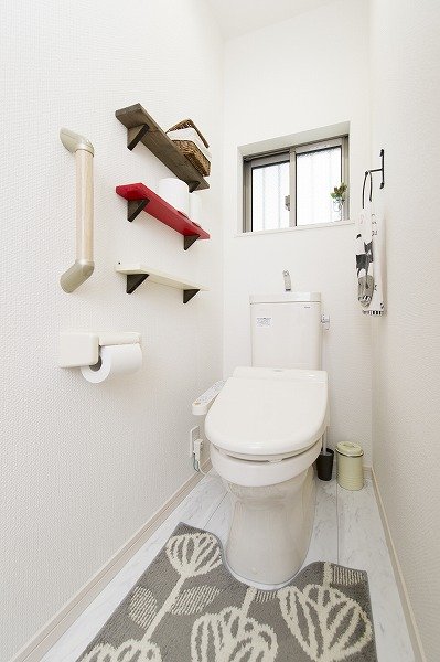 トイレに棚を取り付けて、その色合いがアクセントになっています