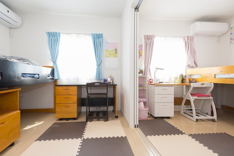 2階の居室は可動式の壁を開放すると、大きな一つの部屋に