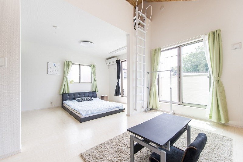 2階寝室は将来2部屋に分割できるようになっています。手前の部屋にはロフトも。