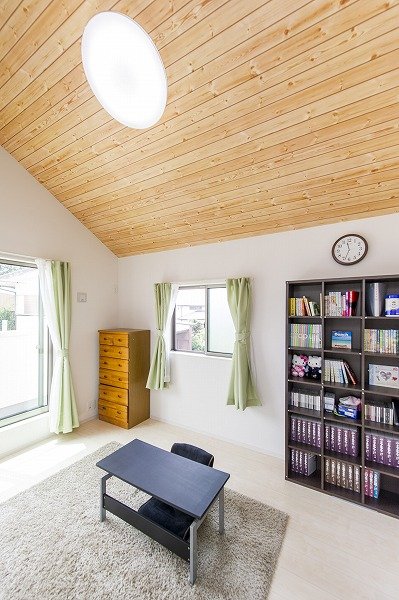 寝室ロフト側の部屋は天井が斜めに。おしゃれな雰囲気です。