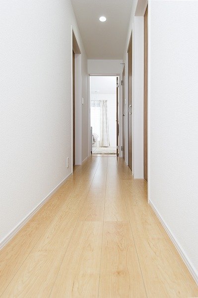 二階の各部屋は、フラットな長い廊下でつながっています