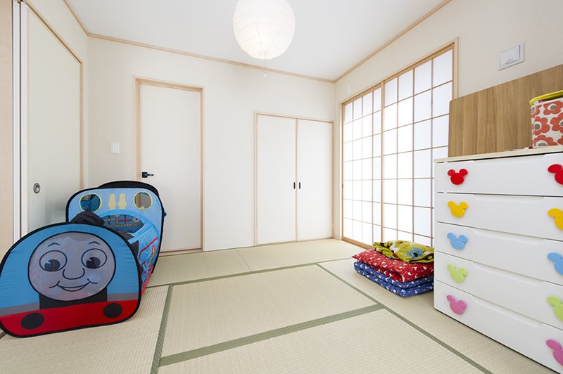 玄関から直接入ることもできる和室。独立して使うこともできます