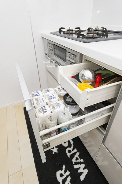 キッチン収納にはピッタリサイズの容器を探し、奥様こだわりの調味料収納