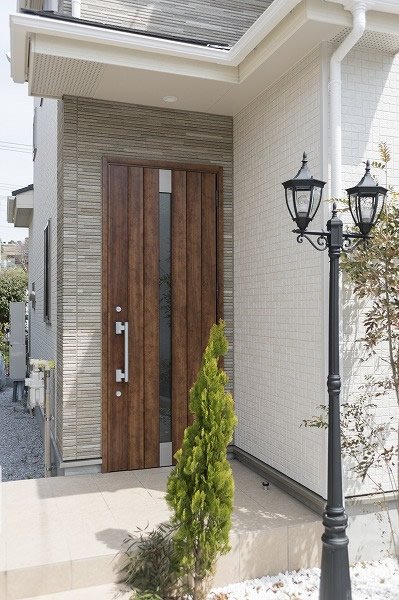 欧州風の玄関アプローチ。外灯がオシャレです