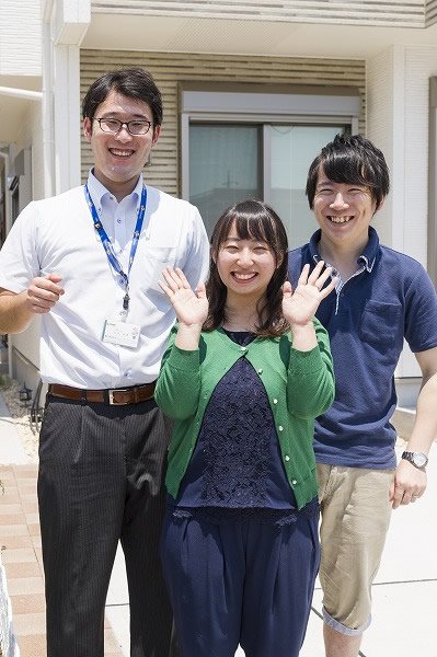 営業担当者と3人で、とびきりの笑顔