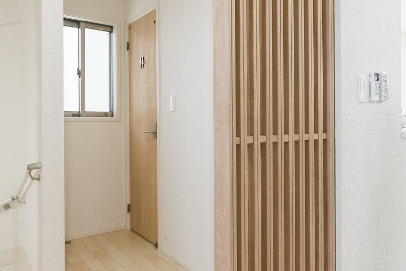 2Fのトイレの前には、室内からの視線をほどよく遮るついたてを設置
