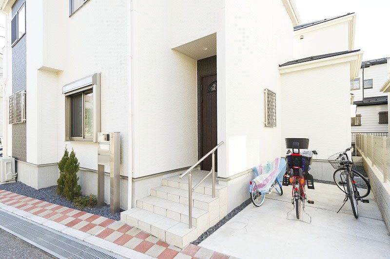 2台分のカースペースに加え、自転車も複数台置けるスペースを確保