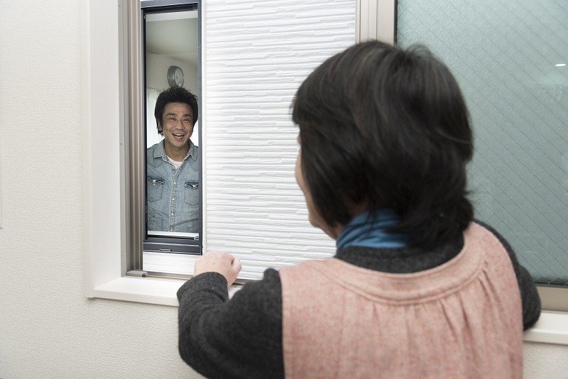 お隣の娘さん宅とは、窓越しに話せる距離