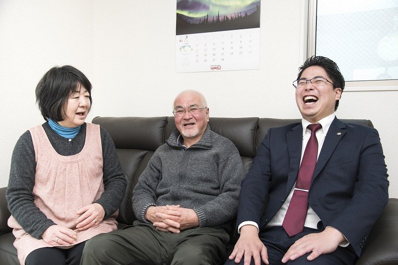 担当営業とも、にこやかに話すI様ご夫妻。
