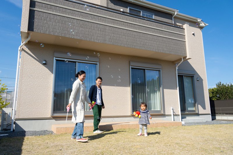 南側には広々としたお庭。シャッターも標準仕様でついています