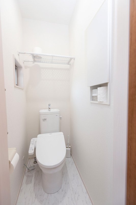 トイレには壁に埋め込みの収納も。