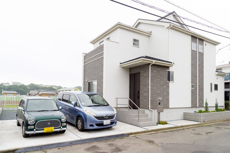 目の前の公道の幅は6.2m。駐車も楽々です。