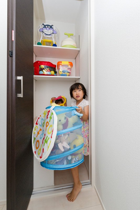 廊下の収納は、お子様のおもちゃ入れとして利用しています。