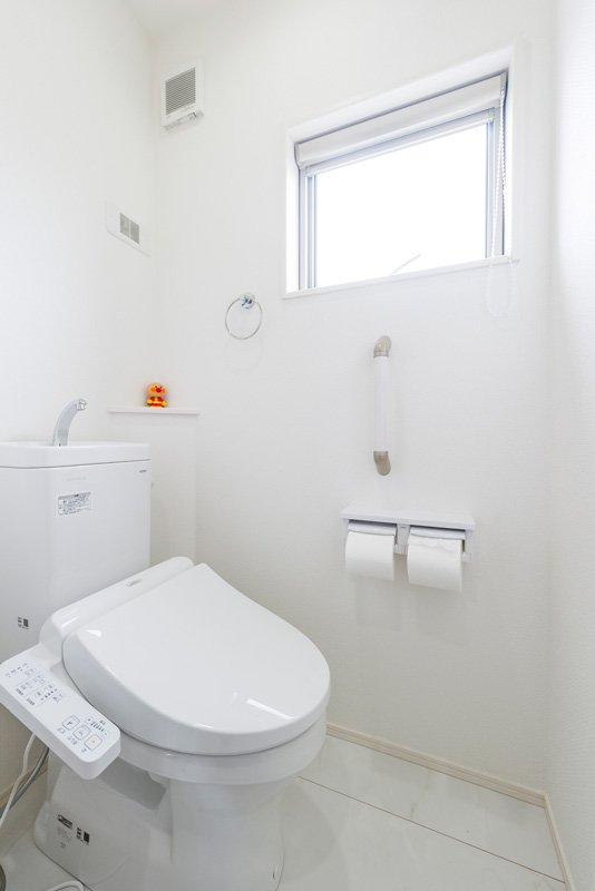 トイレにも窓があるので、昼間は明るく、換気をするのにも便利。