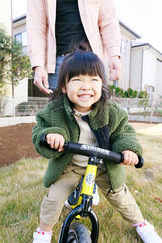 お庭で自転車の練習。芝生なので転んでも大丈夫。