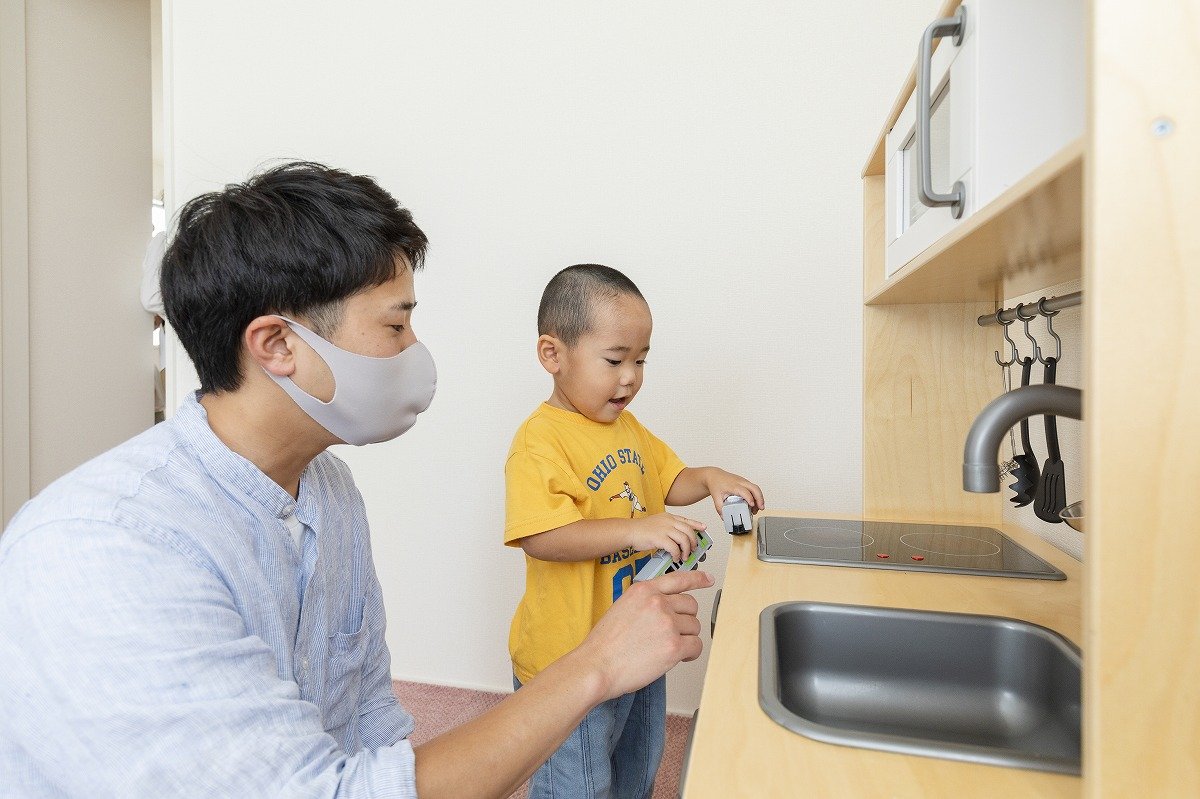 子ども部屋には、いろんなことに興味を持ってほしいという思いからおままごとセットも。
