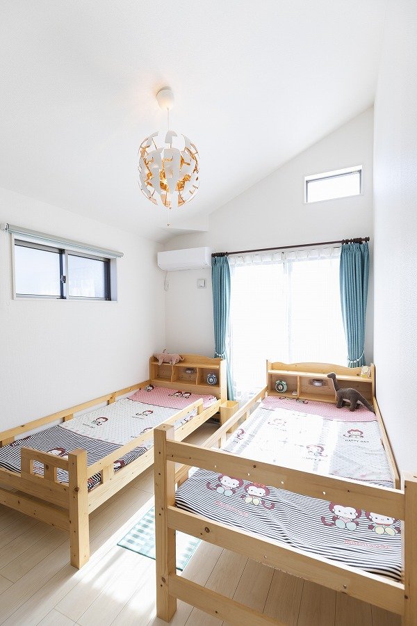 お子様用の2つの部屋は、寝室と勉強部屋に分けて使われています。