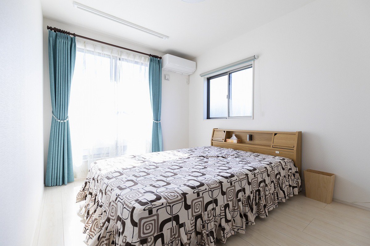 ウォークインクローゼット付きの部屋は主寝室に。バルコニーにも出られます。