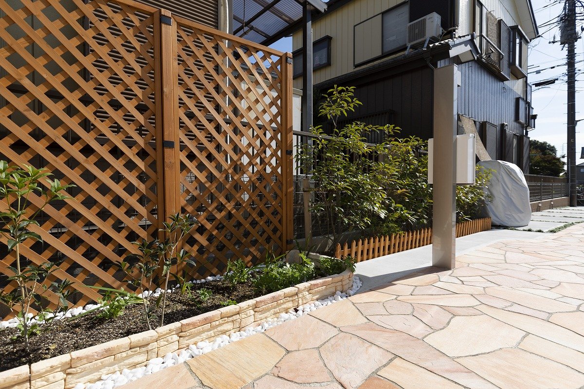お隣と隣接するところには花壇を設置。 家庭菜園などもつくれます。